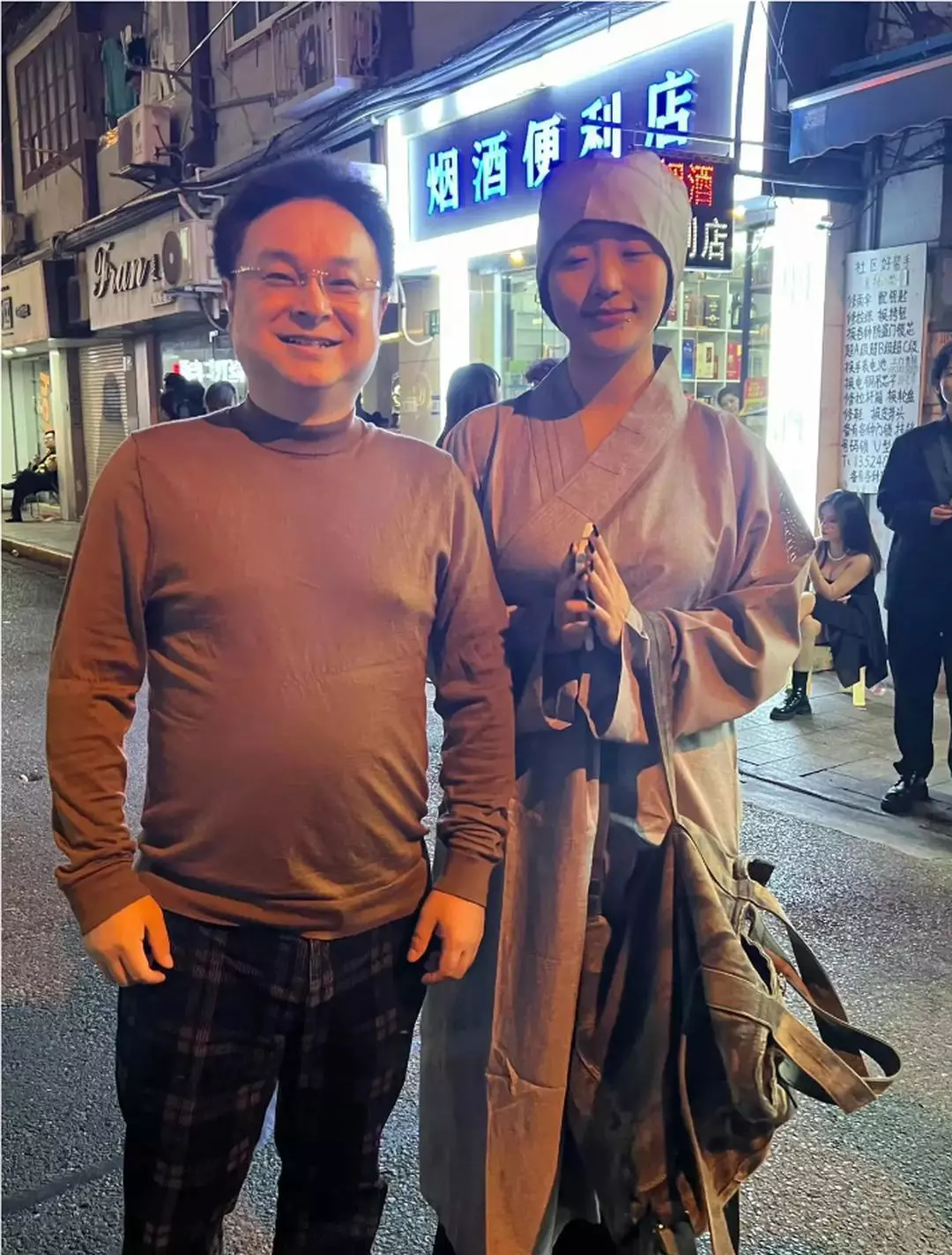 小尼姑年方二八，貌美如花！