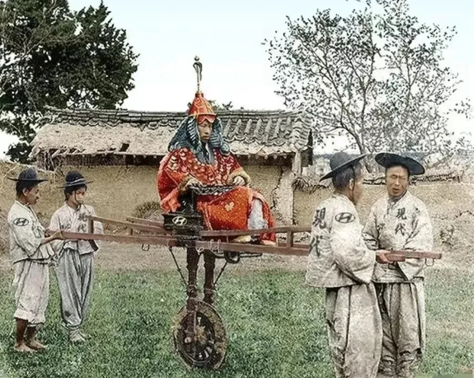 1900年，高丽王朝大将军出行的画面，作为他的车夫，时刻都很小心，要不然把将军推
