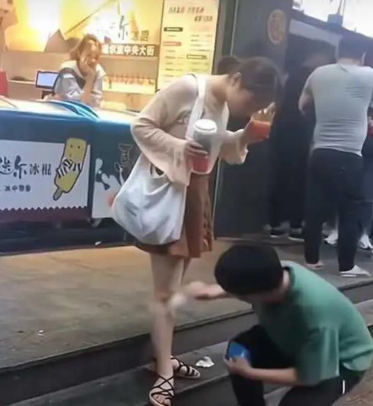 我看到服务员的眼里，满是羡慕的目光……