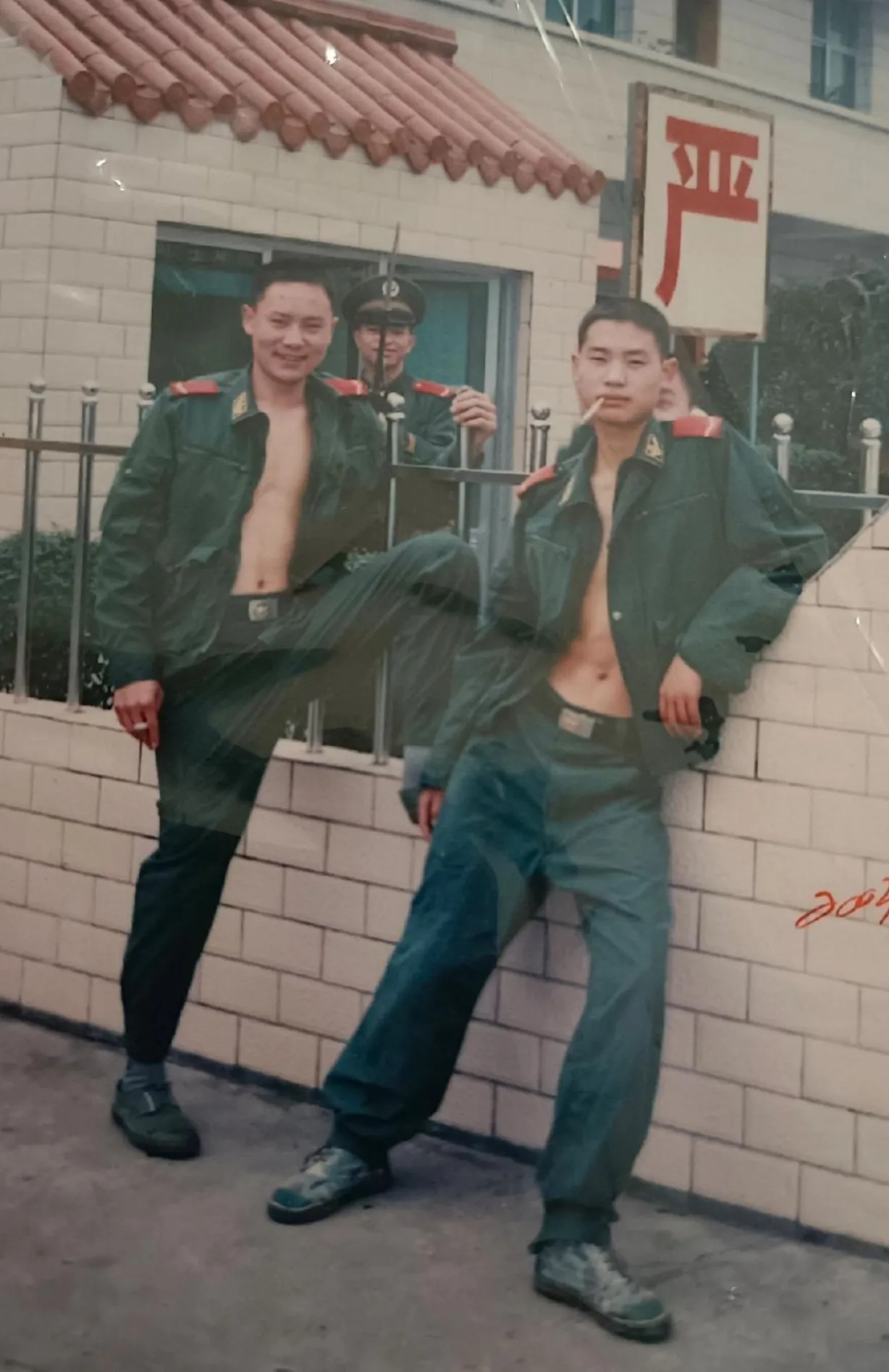 这张照片拍摄于2003年11月5日，广东省广州市白云区某部队军营里，几名军人的合