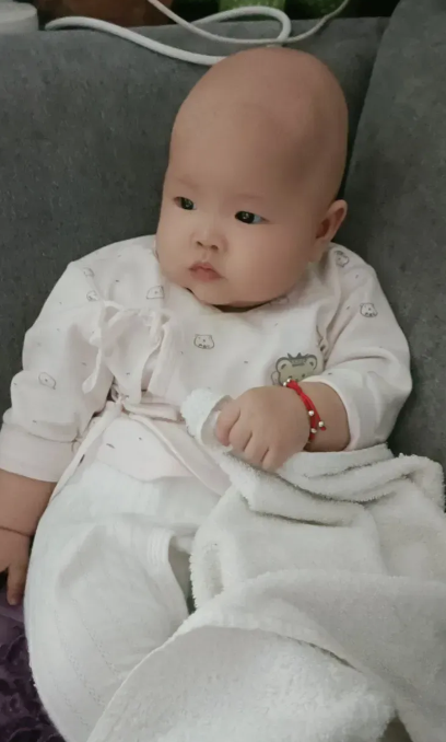 听说儿子和儿媳悄悄地办理了离婚手续，心里感到一阵失落感，才结婚两年，小孙女才一岁