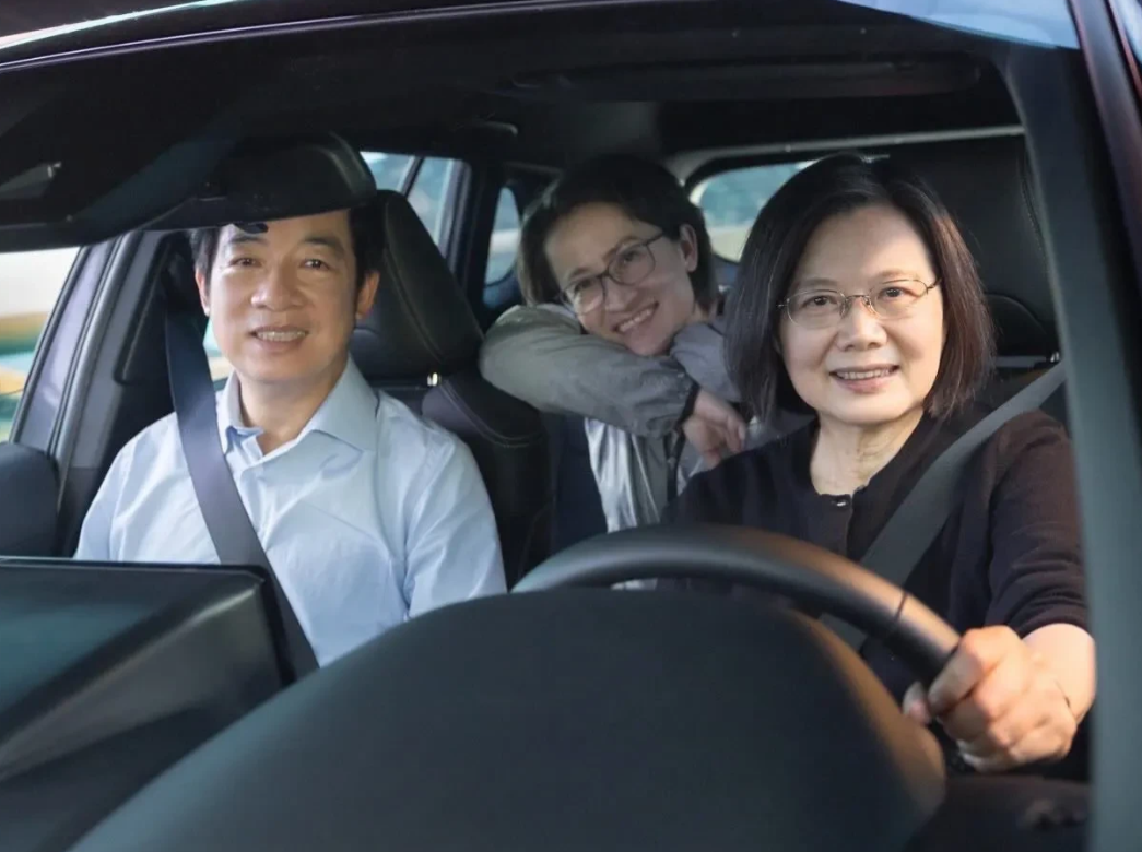 用一个什么成语形容这三个