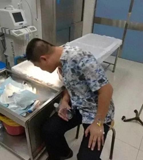 帅哥用嘴帮女友吸伤口确诊为三级暴露