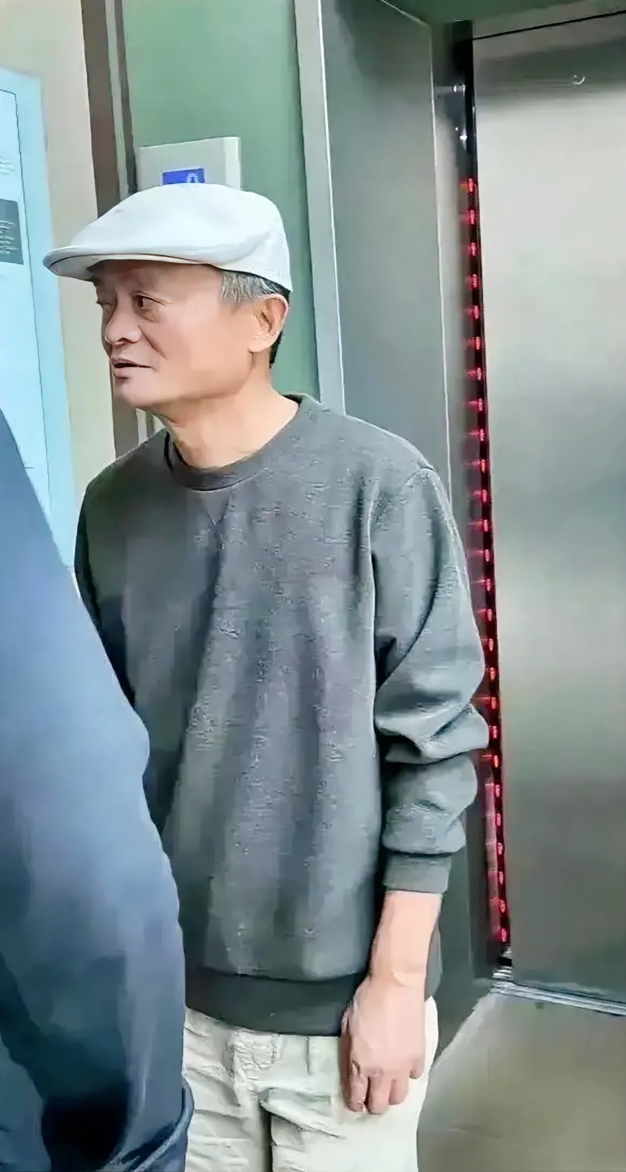 58岁的马云，头发真的白了许多
最近花了1000万
注册了马家厨房
进军万亿赛道