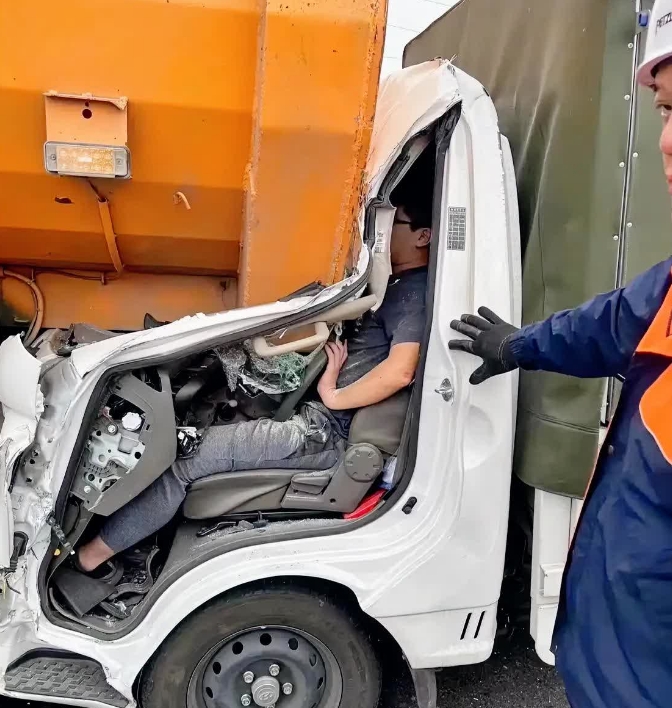 前不久，城市里发生了一个让人瞠目结舌的交通事故。一辆宝马迎面撞上了一辆小轿车，小