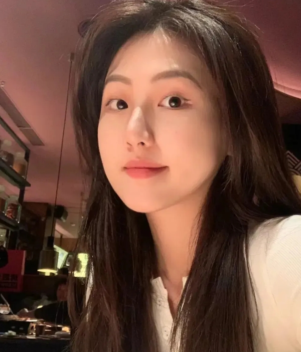 午后，沉寂已久的老同学群，突如其来的消息震动。他留言，出差广州，寻求故友的迎接。