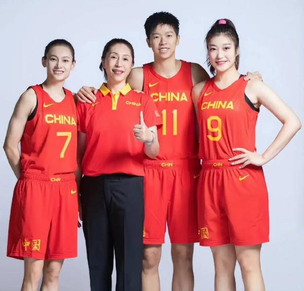 “大哥”升级“黄导”。黄思静新赛季兼任广东女篮助教
中国女篮成员、效力广东女篮的
