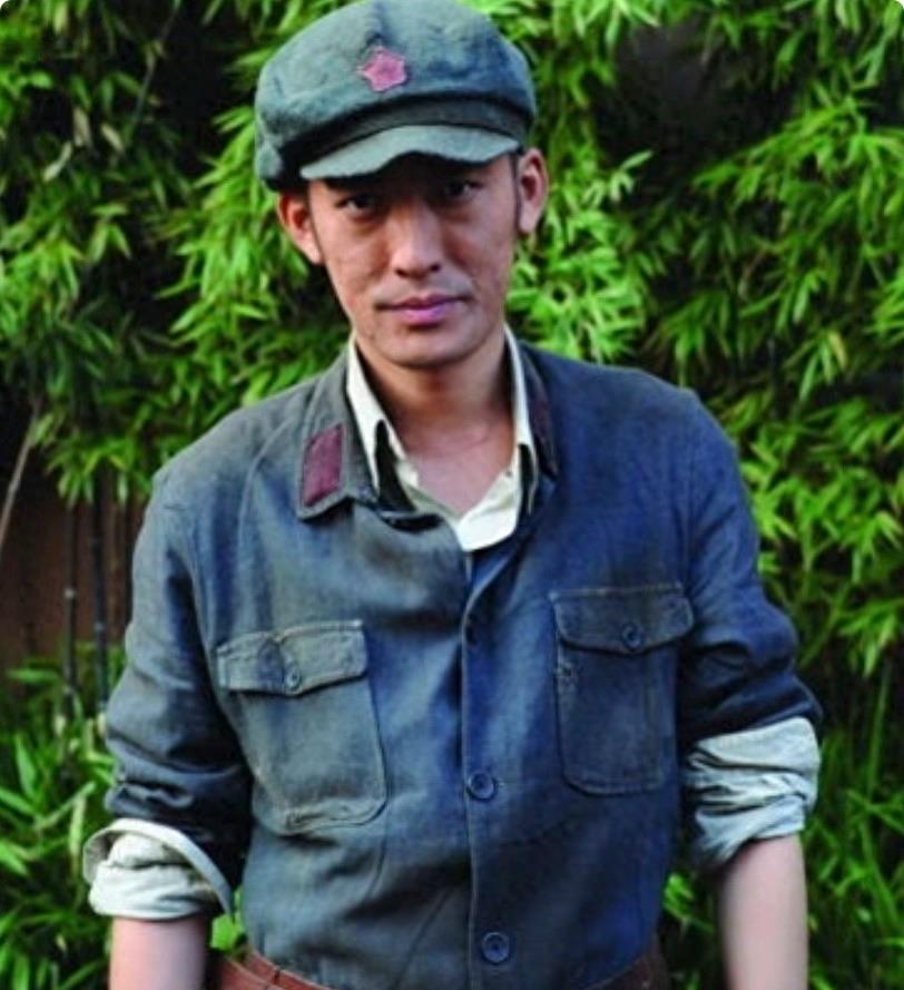 醒醒吧!没巨人气质就别硬演周总理了，你是当观众瞎吗