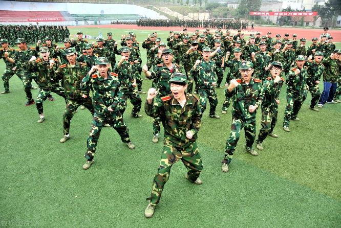 关于我妹去军训了五天，其中两天还下雨，但她整个人黑了五个度不止这个事儿~我今天跟