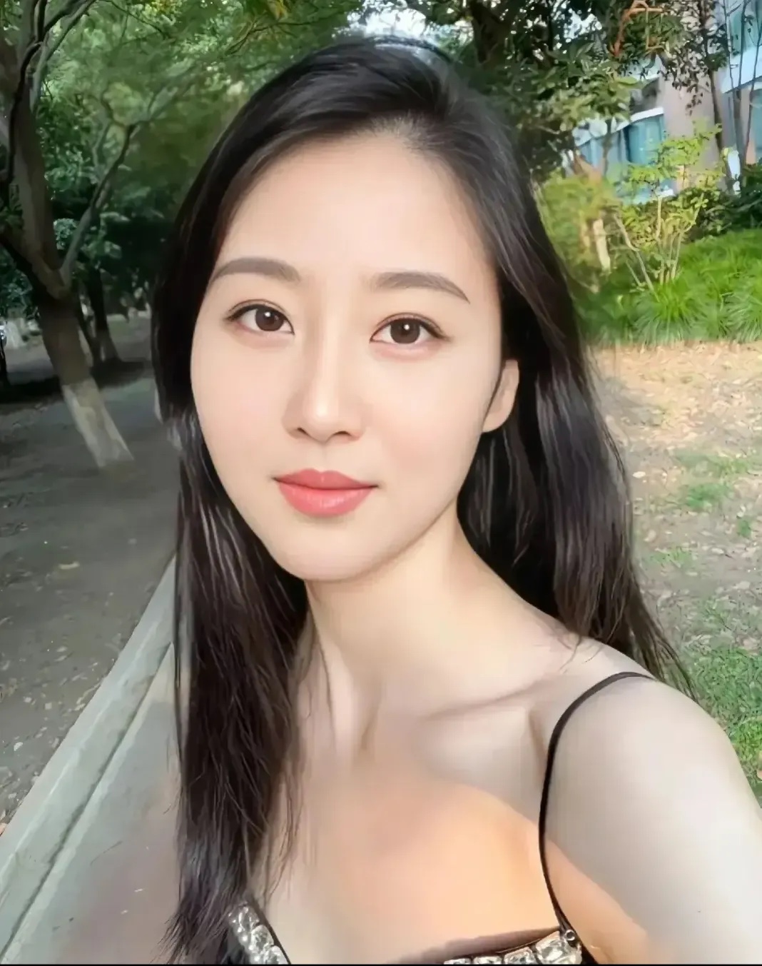 标题：邻里矛盾：Wi-Fi密码引发的纠纷
隔壁一位优雅的邻居突然找上门来，声称我