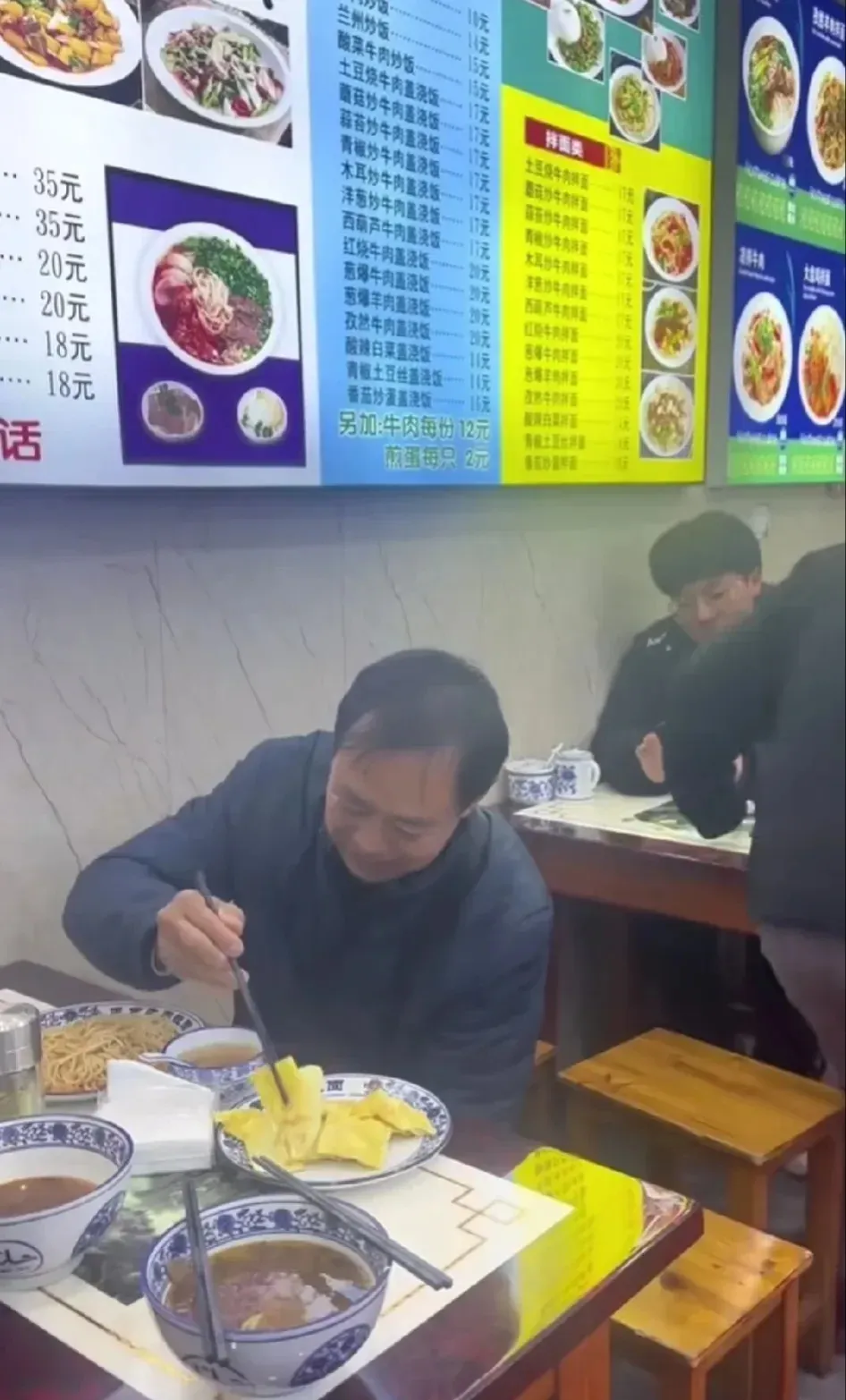 你可以怀疑马保国的功夫，但是不可以怀疑他的人品。
一个70多岁的老人，直播带货赚