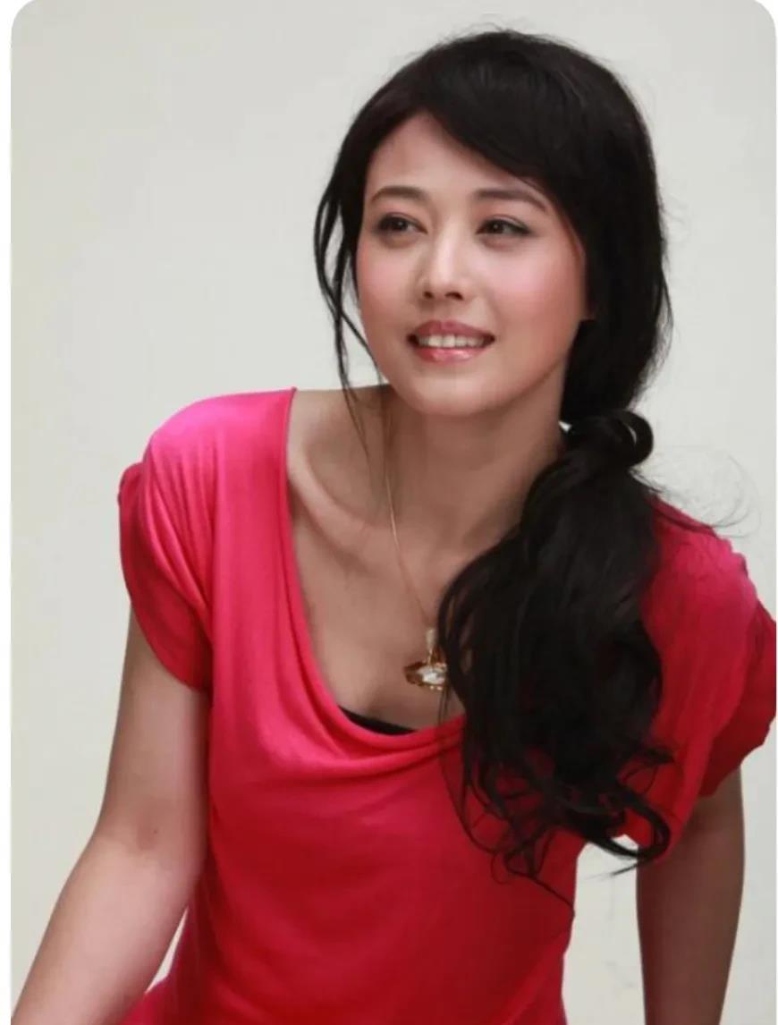 
很多人不理解，问为什么周海媚名气不大，她的离去可以引起这么多人难过悼念？

这