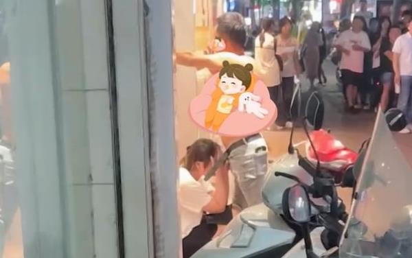 福建：一对情侣当街行苟且之事，路人围观不离开，女生害羞捂着脸
福建省宁德市一条繁