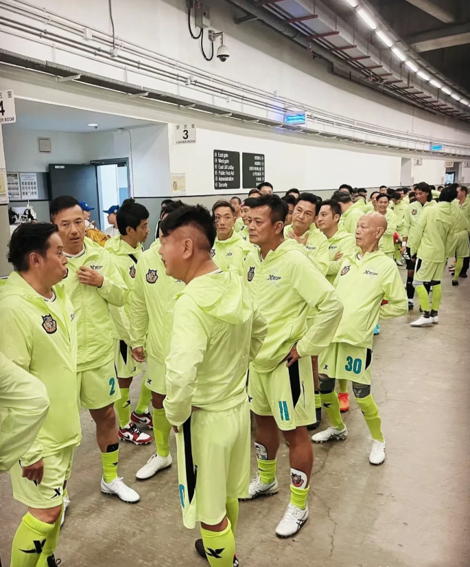 那个光头是谁？腰部力量挺不错啊！
