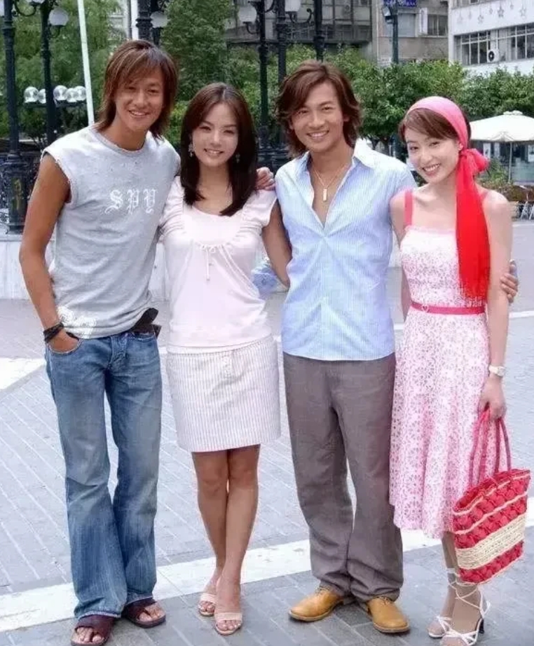 2004年四位主演拍情定爱琴海同框合影。
那一年何润东29岁，
那一年蔡琳25岁