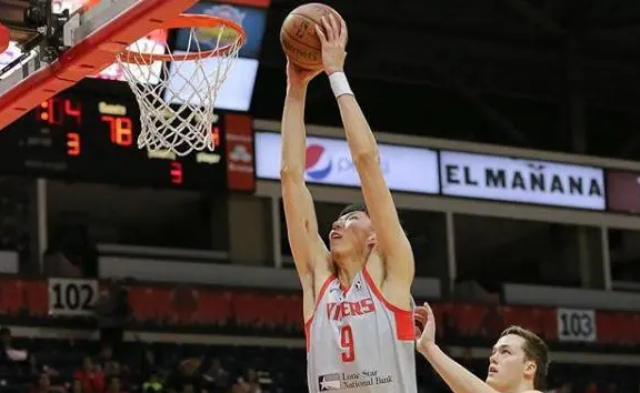 广东127:92南京，我居然产生了7大不可思议
1、健康的周琦简直就是降维打，8