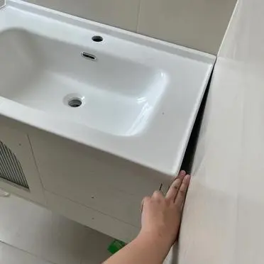 我就想不通了，量的好好的尺寸去定制的，怎么就放不进去了？

今天定制的水槽到货了