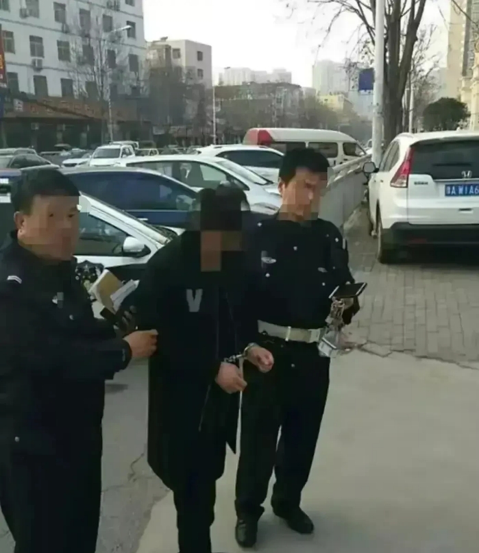 威猛罗威纳犬的主人已找到，据说是社会底层人士，根本没钱赔偿被狗咬的俩母女。
10