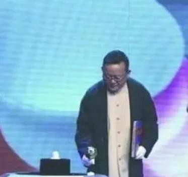 “哐当”一声，一只号称价值几千万的白釉压口杯，突然被王刚老师一锤砸得稀碎，持宝人
