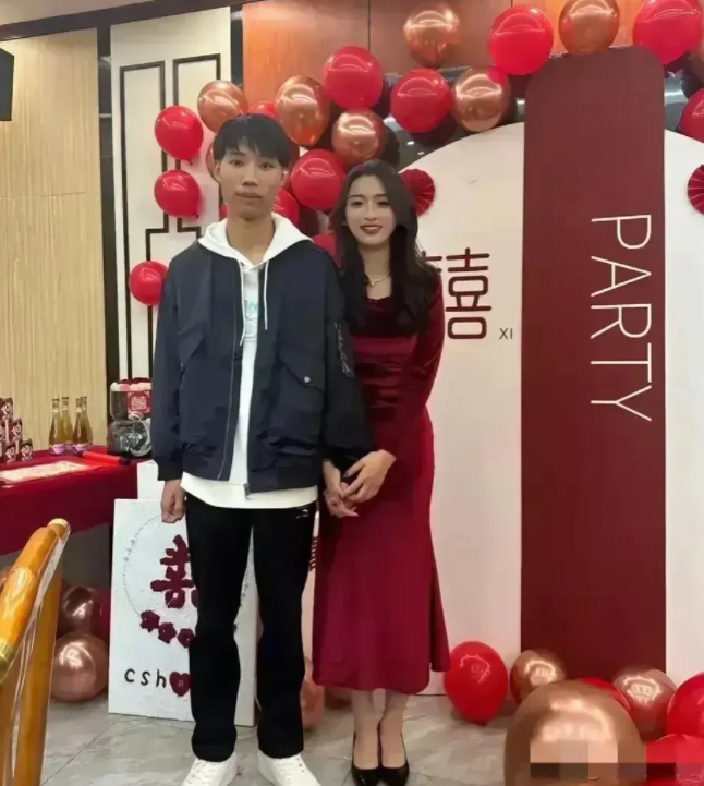 美女似曾相识啊，小姐姐终于找到了一个老实人嫁了，恭喜贺喜。
