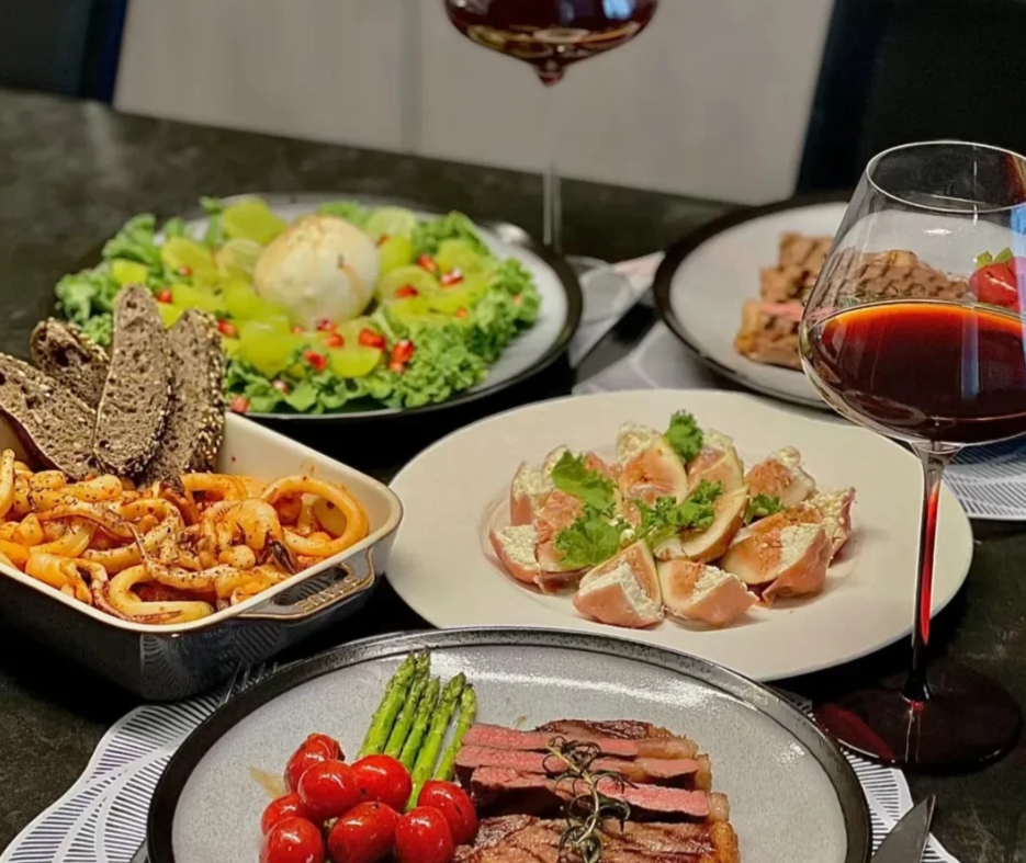 女同事提出让我请她吃饭西餐，我婉拒了。不是我小气，不给母亲和妻子以外的异性花钱，