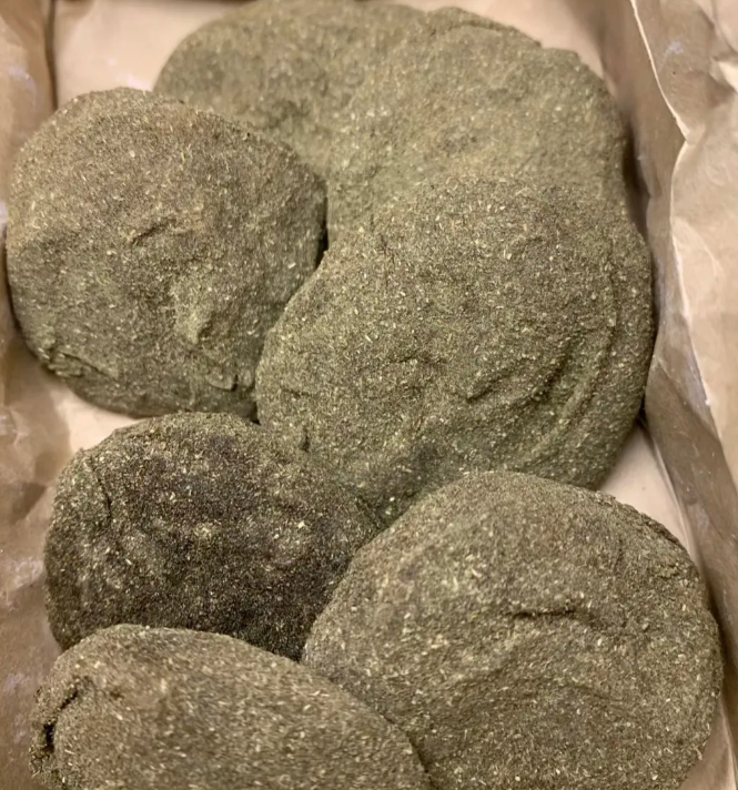 儿子带女朋友回家，我高兴地给她包了个8888元的红包。他们走后，我打开儿子女友带