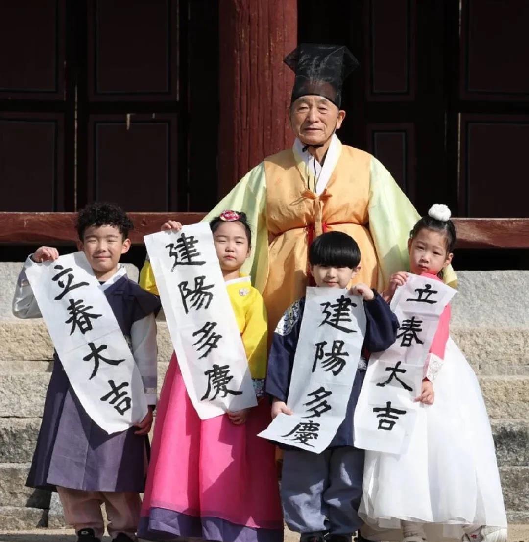 南朝鲜人把春联写在白纸上，让中国人看着挺瘆的，但可能人家看着就觉得喜气，这就叫民