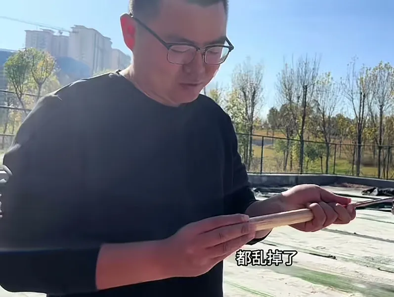 郭威其实很爱很护着亲妈许敏，大多数人看不明白。郭威接受央视采访时说过杜对他很好，