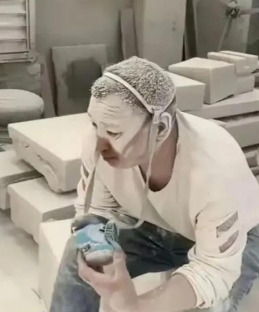 大哥在这里已经工作了半年，每天的工资是800元，他的工资让我很羡慕 ​​​