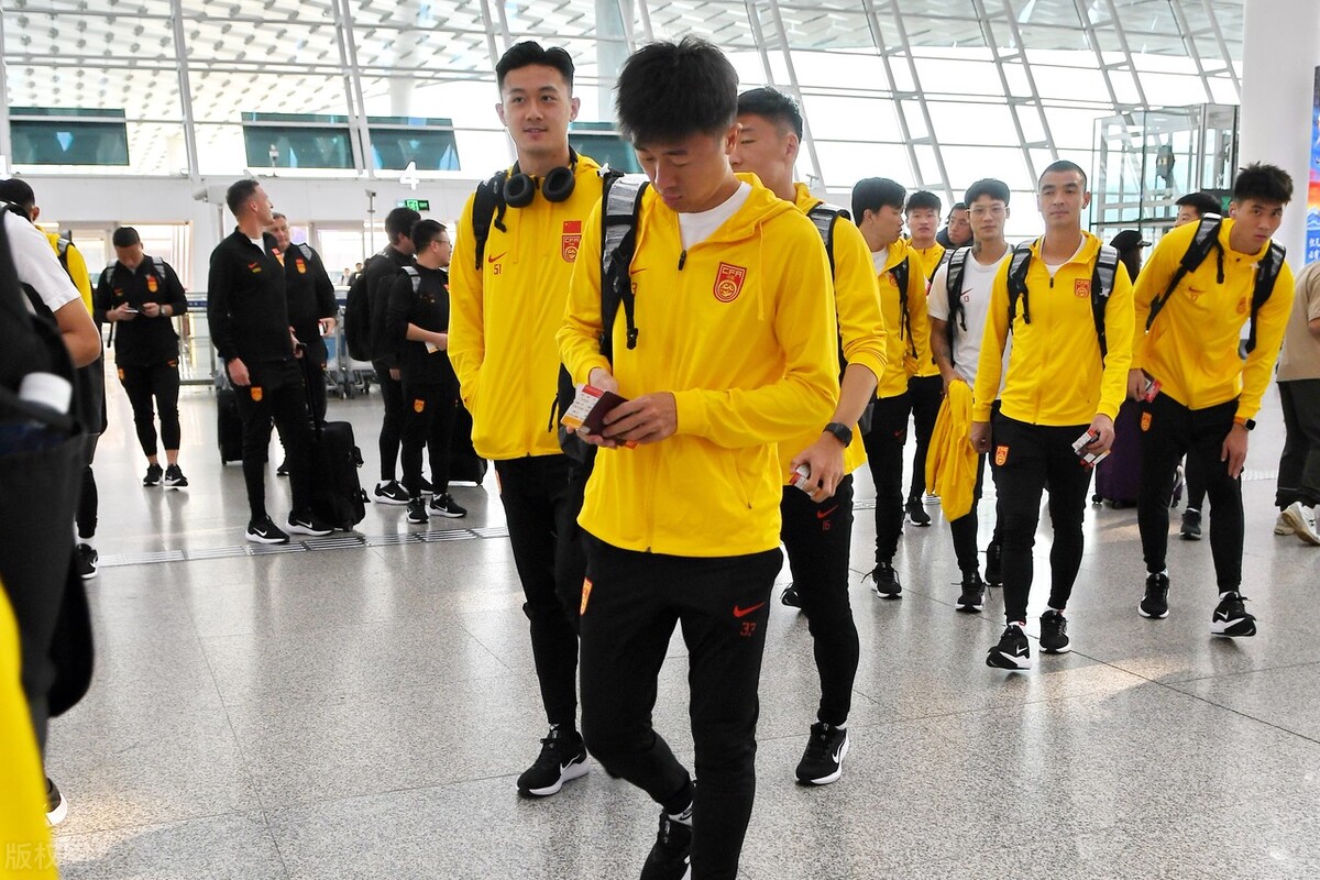 不仅泰国主帅高调，立下军令状要双杀国足，拿不到6分就辞职。连泰国记者也是很人挑衅