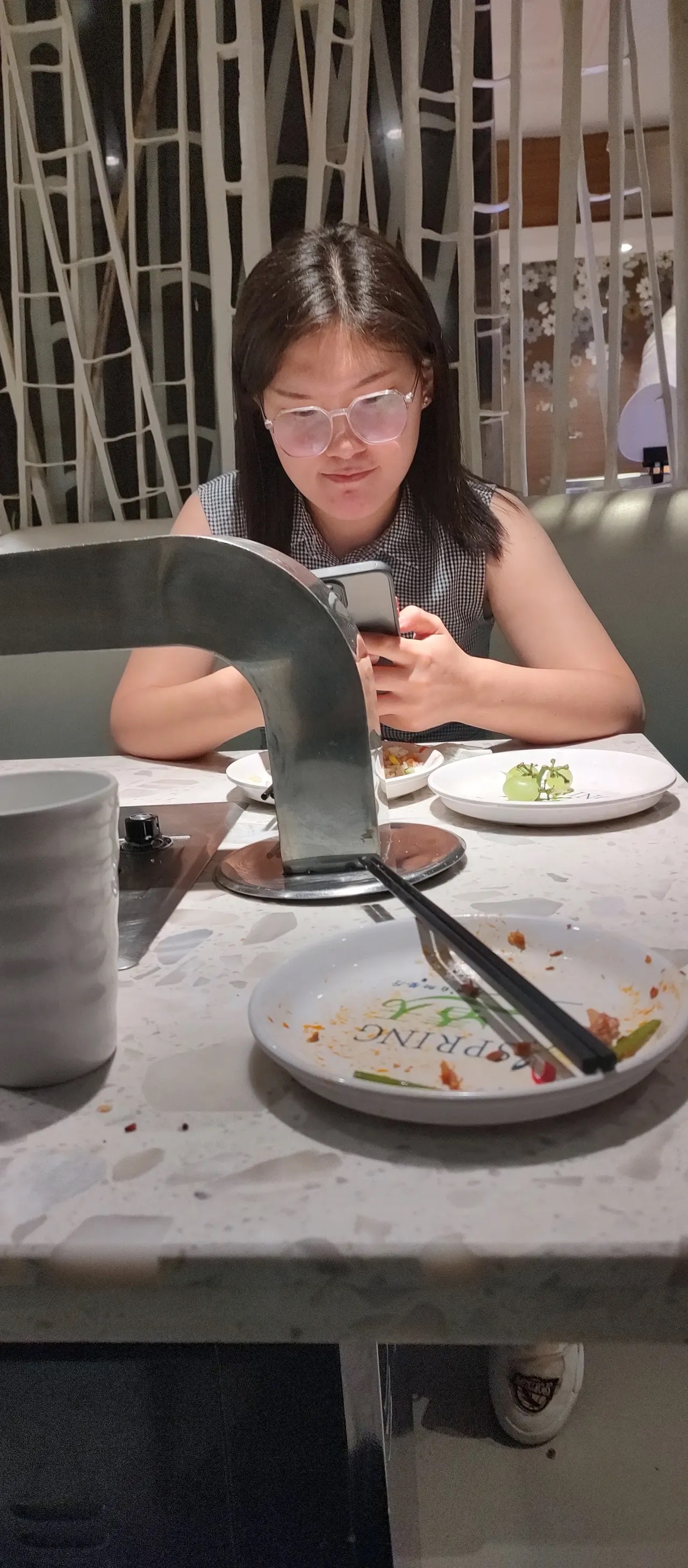 和相亲女一起吃饭，偷拍相亲女照片并发网上是一种很不道德的行为吗？确实是有点不道德