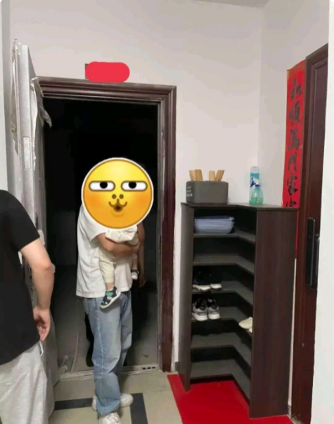 贫贱夫妻百事哀，买房买不起一梯两户，一梯一户更不敢想，买了个三梯十户带连廊的。
