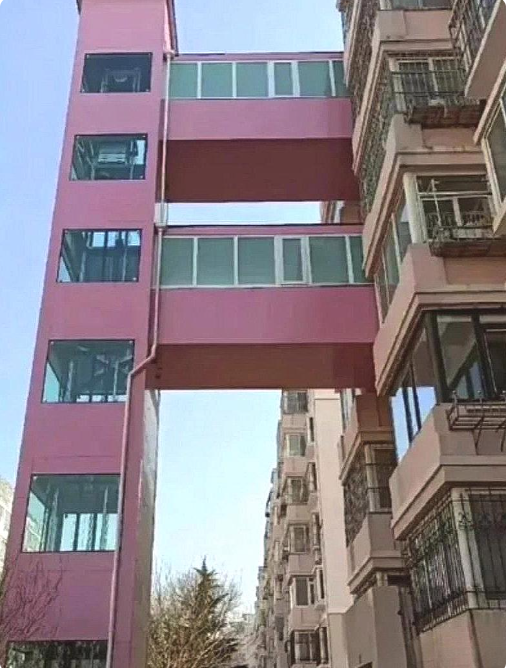 一幢老房子为了加装电梯的事，狠狠的热闹了一番！！！

这是一栋七层的住宅楼，共有