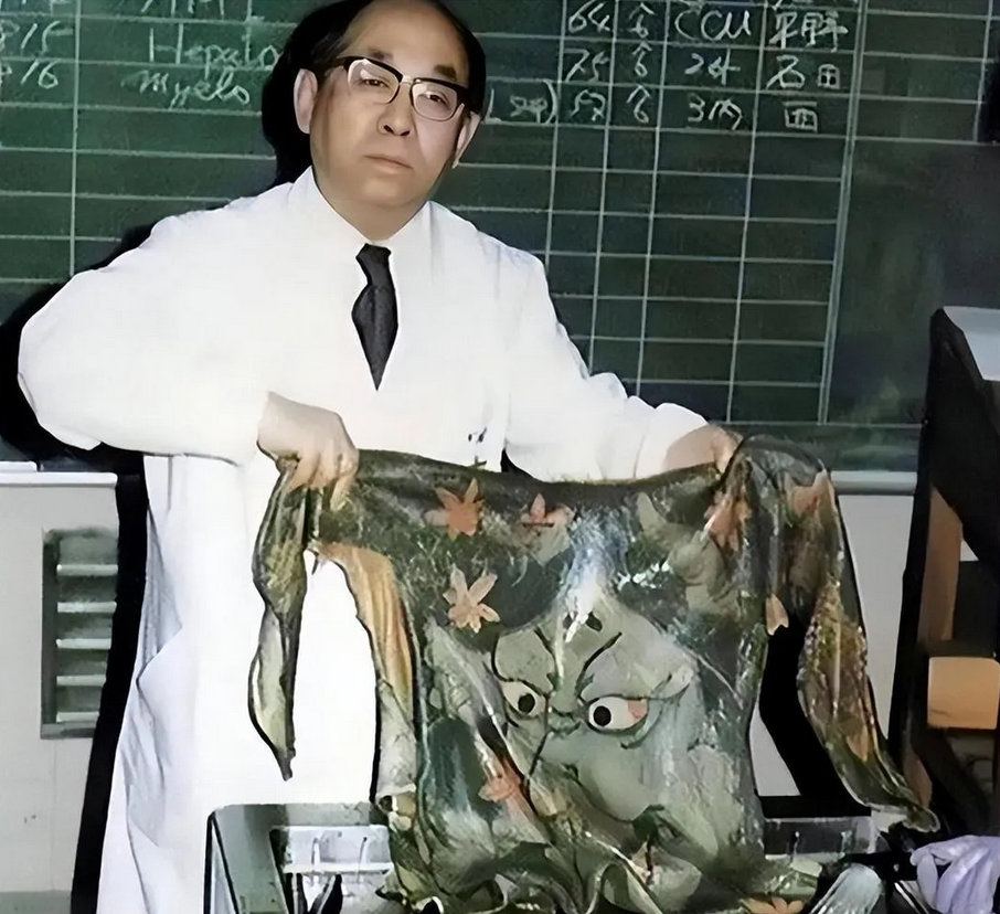 你知道这个日本人拿的这张是什么皮吗？他拿的其实是一张“人皮纹身”。纹身，对于现代