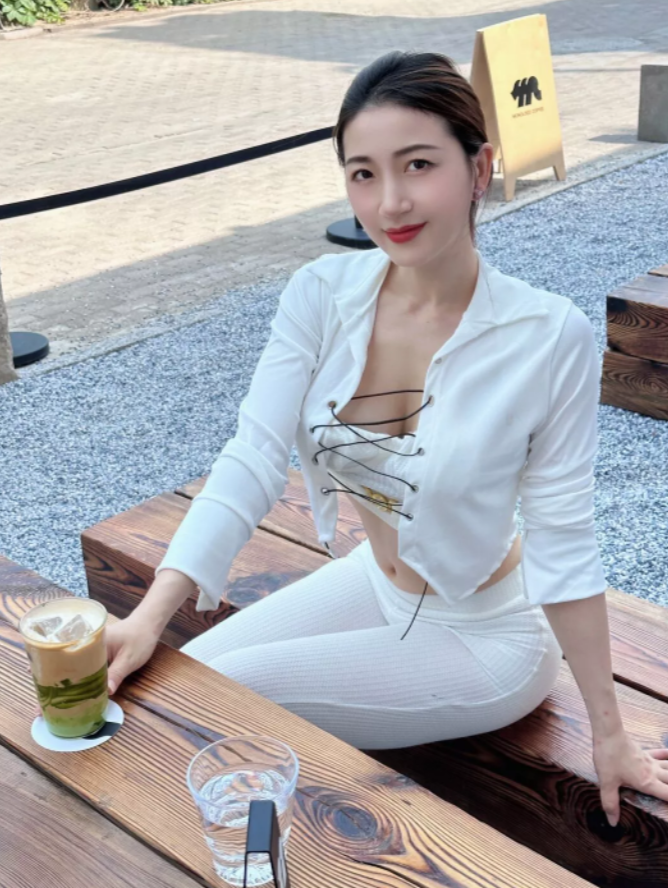 你努力充电，你努力工作，你保持身材，你对别人微笑，这些都不是为了取悦别人，而是为