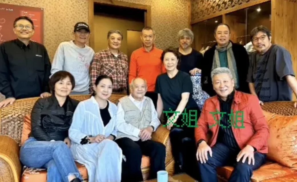 北电同学聚会，67岁的张丰毅太显年轻了，可以甩同班同学张铁林好几条街！
67岁的