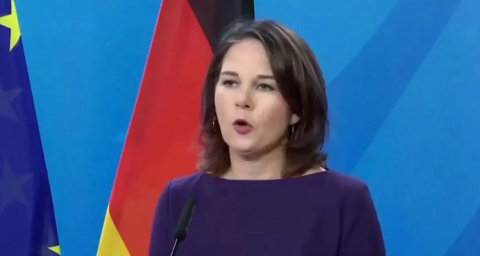 这两天，那个德国的360女外长贝尔伯克去了中东，表面上看起来是去调解巴以冲突了。
