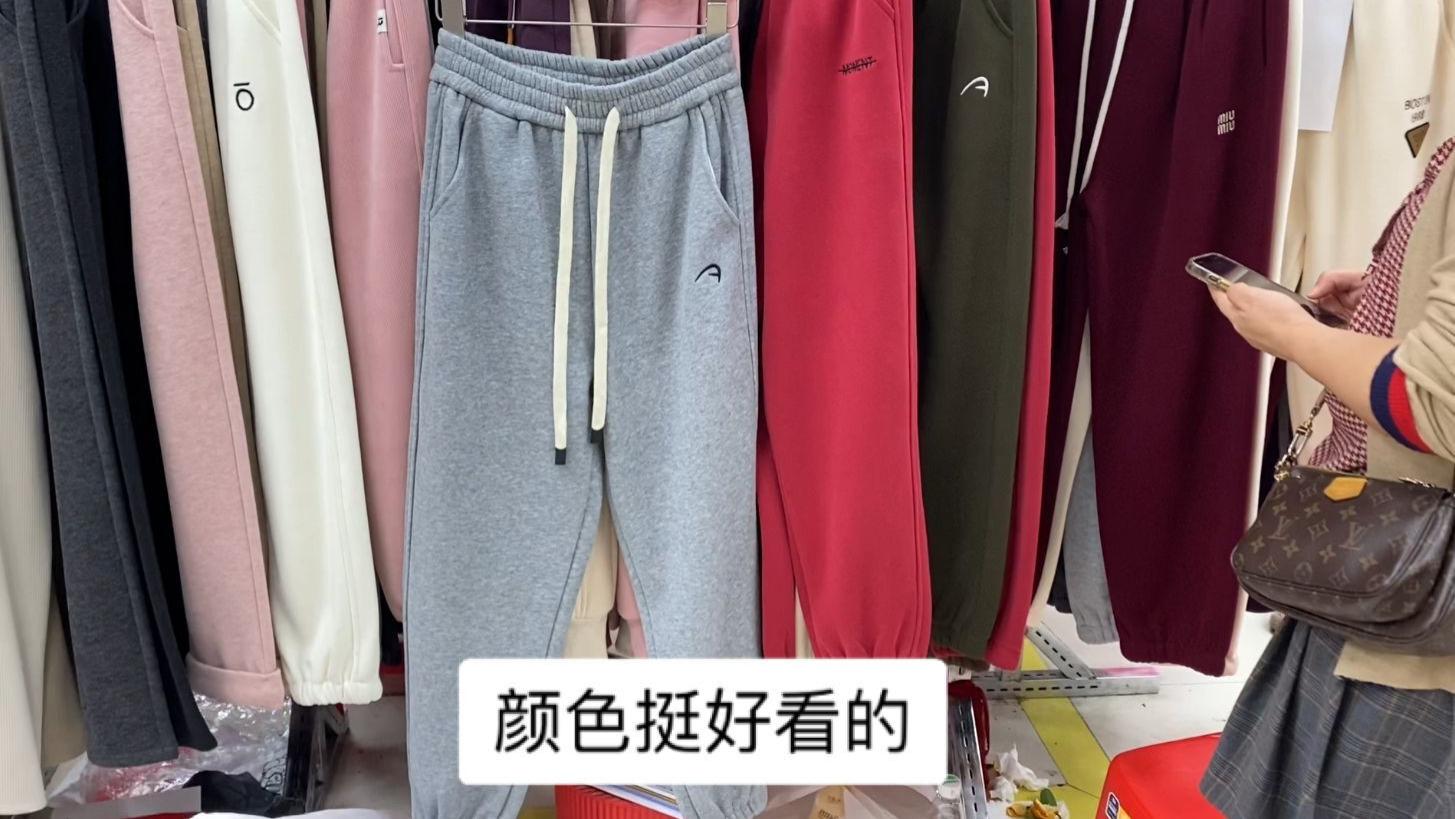 广州服装市场秋冬卫裤上新，款式休闲多样有垂感，百搭不挑人穿
