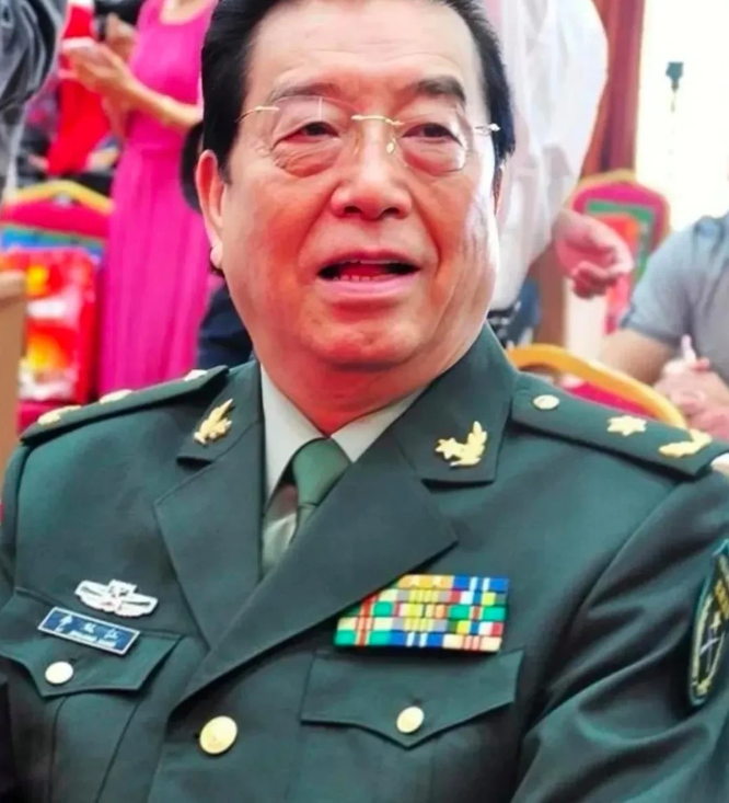 谈到李双江，陈佩斯兴奋地回忆道：“我17岁时，在内蒙古服兵役。歌手已经是一个非常