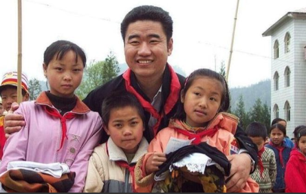 2005年，歌手丛飞去世，停止资助了183名贫困儿童。家长打电话来质问:“孩子要