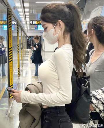 我该怎样吸引她的注意