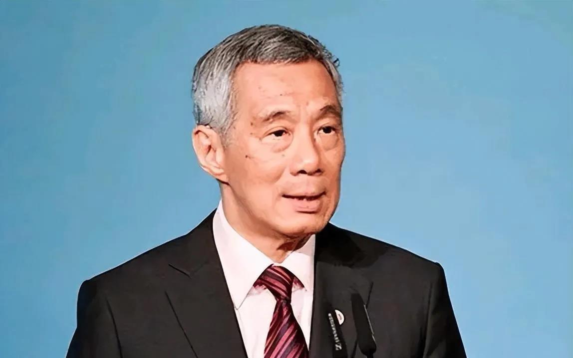记者问新加坡总理李显龙：“总理先生，美国当年能够打败偌大的苏联，那么不久的将来，