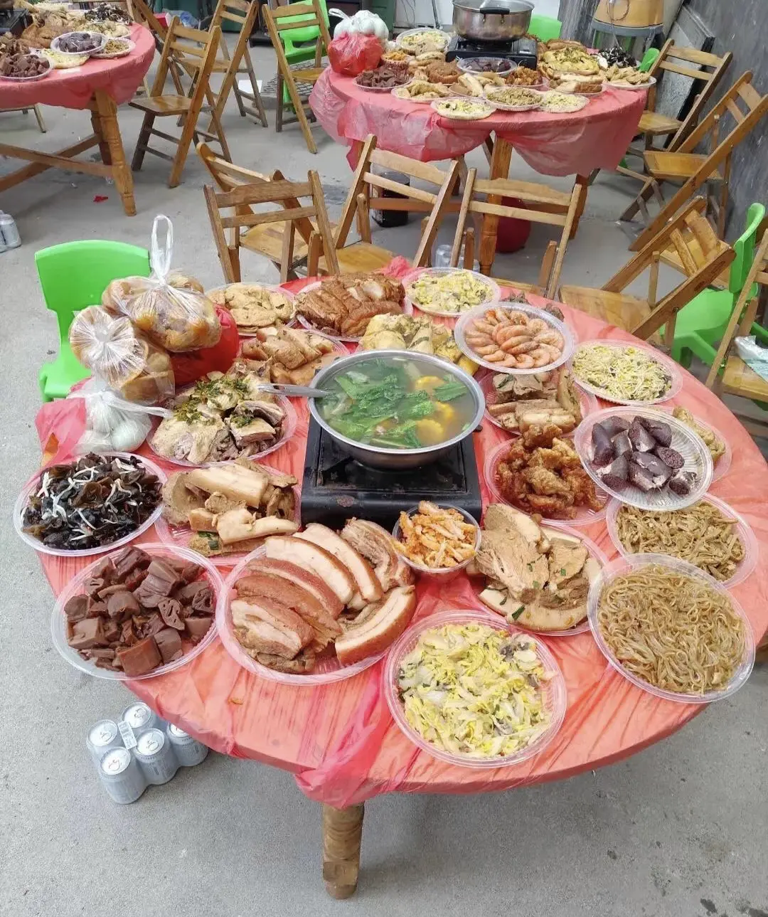 现在回乡下吃席越来越没仪式感了，连盘子都是一次性的🤣