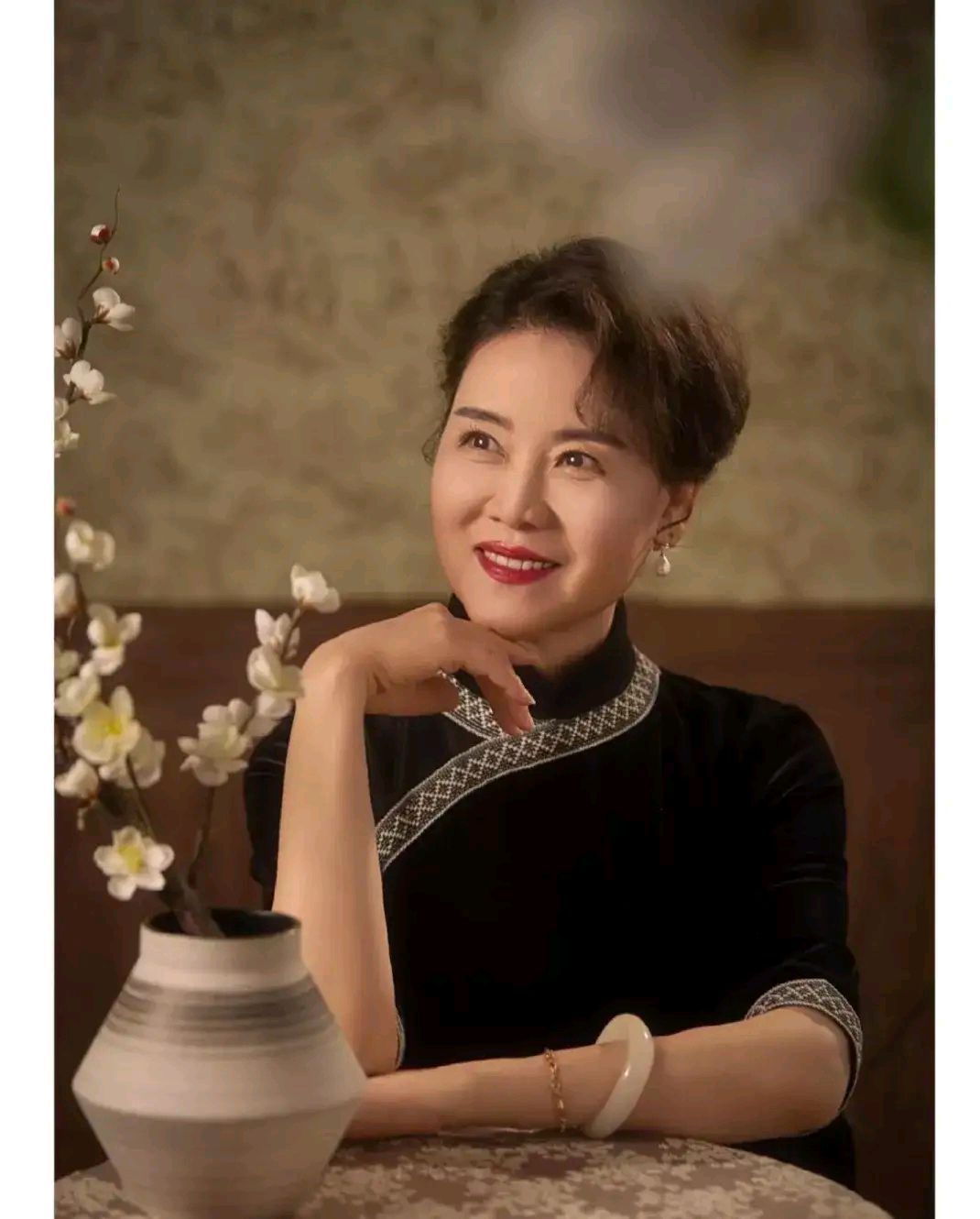 存钱真的太重要了。我每天晚上出去散步，偶然遇到一个年轻的姑娘，大约二十七八岁。我