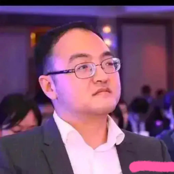 曹原离开后，
北大数学天才徐晨阳走了。
网上不少人愤怒并热议，
其实也很正常
凡