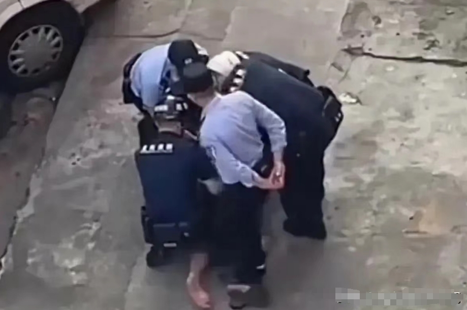 换成你是那个民警，有可能你也会踩两下！

一开始深圳龙岗民警踩违法人员脚跟这个事