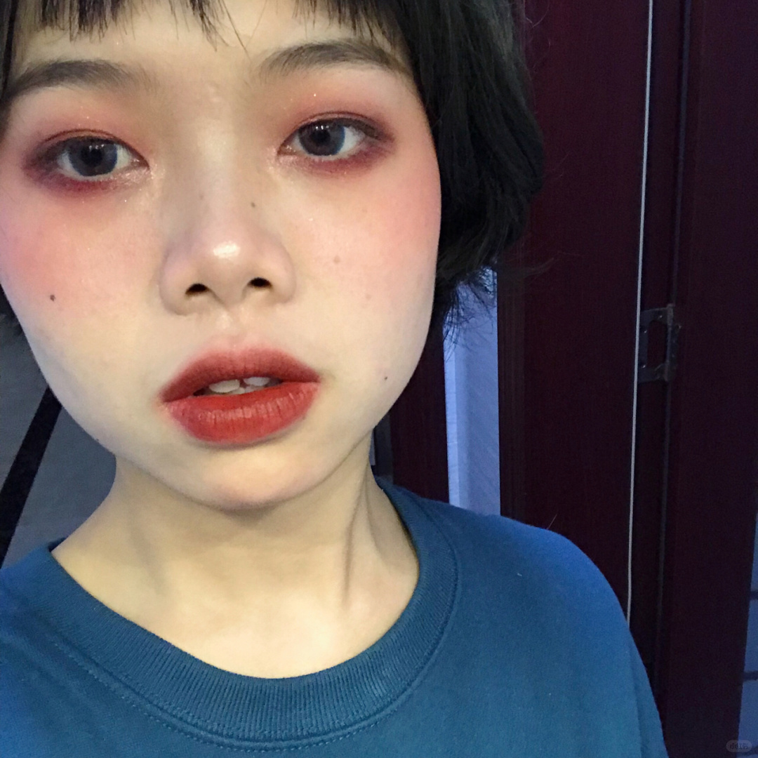 鸿运当头妆
乱取的名字 哈哈哈哈哈
眼妆：完美日记眼影盘红酒盘
腮红：nars 