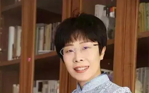 2019年，父母为44岁的蒙曼公开征婚，不要房车、不要学历、不看相貌，只要一个条