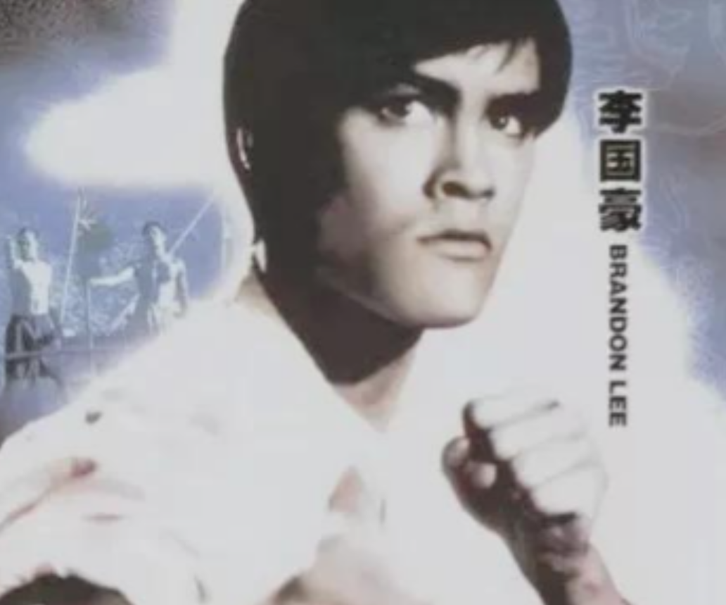 1993年，一个多雨的年份，李小龙的独子李国豪在一场意外中含冤离世，年仅28岁。