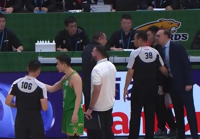 辽宁队主教练赛后没有和王博握手原因在这，辽宁广厦中场比赛结束时广厦外援沃顿投进一